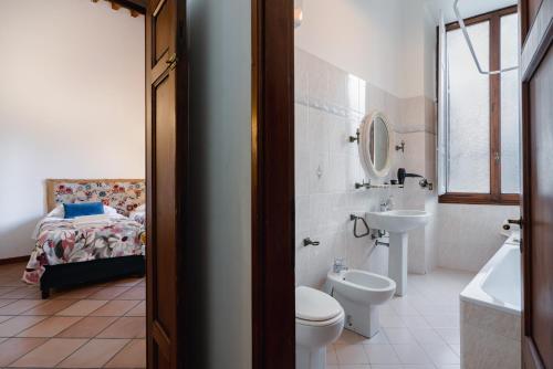 A bathroom at Florence Old Town David's Flat