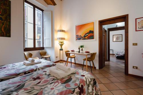 A bed or beds in a room at Florence Old Town David's Flat