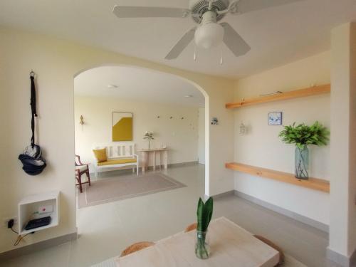 - un salon avec un ventilateur de plafond et une table dans l'établissement Beautiful oasis of peace in the heart of Pradomar!, à Puerto Colombia