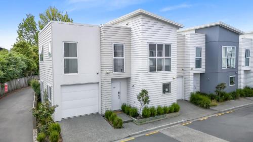 an image of a white house at River City Retreat! King Bed & Central - By KOSH BNB in Hamilton