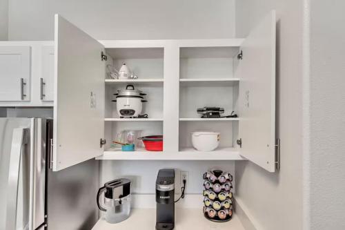 Una cocina o zona de cocina en Remodeled Apt Pool Gym - Near Hill AFB & Lagoon