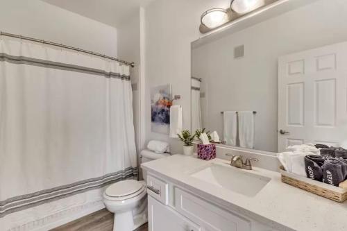Un baño de Remodeled Apt Pool Gym - Near Hill AFB & Lagoon