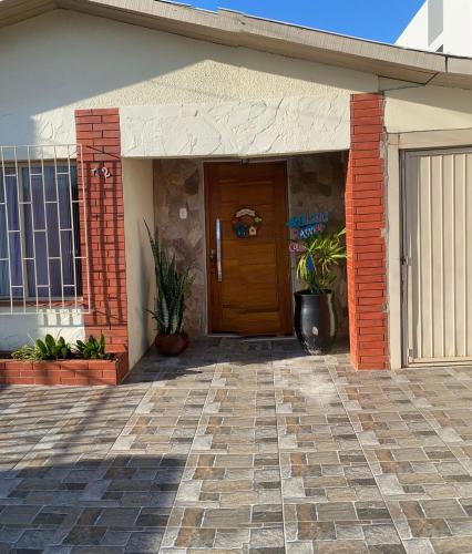 una puerta delantera de una casa con macetas en morada da felicidade, en São Gabriel