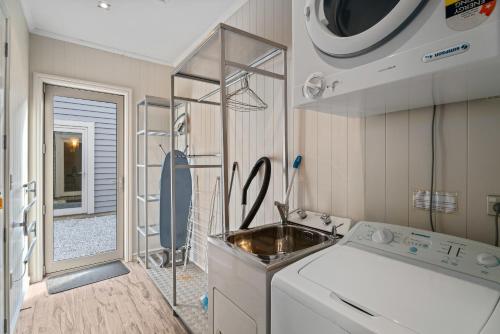 eine Küche mit Spüle und Waschmaschine in der Unterkunft Kiwi Ski Cottage - Wanaka Holiday Home in Cardrona