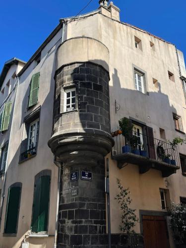 a building with a tower on the side of it at La Maison de l Echauguette Petit Dejeuner et Menage Offerts in Clermont-Ferrand