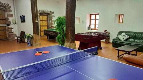 Una sala de estar con una mesa de ping pong. en Casa Rural Betraunea, en Sumbilla
