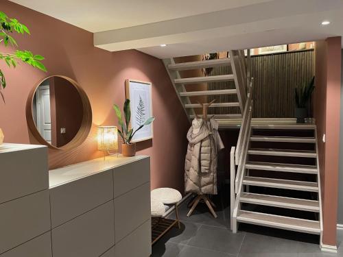 Zimmer mit einer Treppe und einem Spiegel in der Unterkunft Enebolig til utleie in Trondheim
