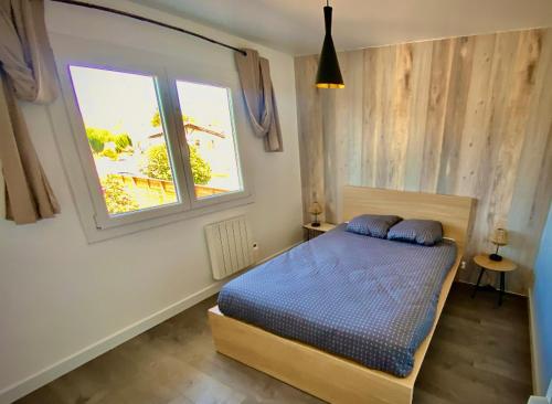 une chambre avec un lit et une fenêtre dans l'établissement Sewa surf House 10min de Capbreton, à Bénesse-Maremne