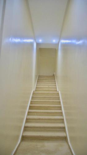 a long staircase in an empty room at Résidence dakhla médina in Dakhla