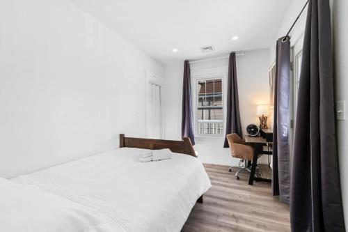 Postel nebo postele na pokoji v ubytování Roslindale village condos