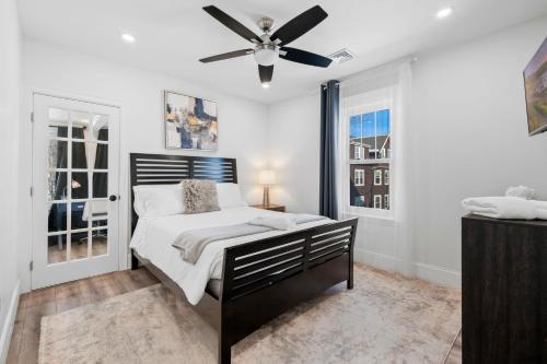 Postel nebo postele na pokoji v ubytování Roslindale village condos
