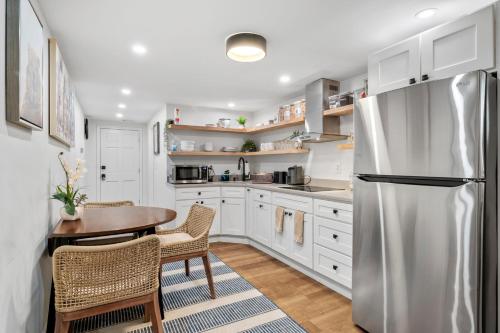 Kuchyň nebo kuchyňský kout v ubytování Roslindale village condos