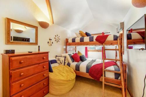 Postel nebo postele na pokoji v ubytování Calm Cozy 3BR cabin wAC, WiFi, Parking, BBQ