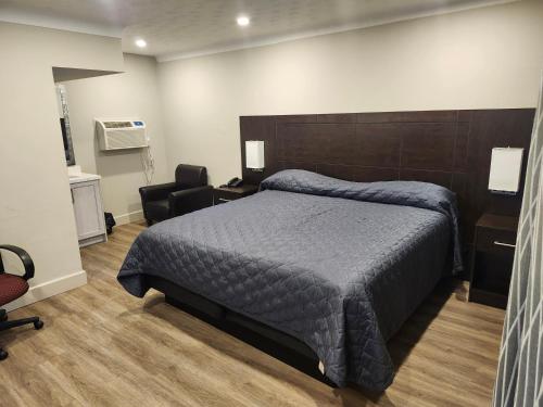 Ένα ή περισσότερα κρεβάτια σε δωμάτιο στο Fairway Inn & Suites