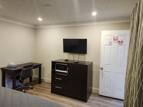 Μια τηλεόραση ή/και κέντρο ψυχαγωγίας στο Fairway Inn & Suites