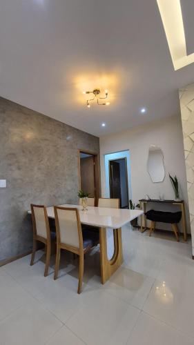 a dining room with a table and chairs at Ap 3Q, elegante e funcional, com estacionamento in Belém