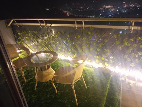 een balkon met 3 stoelen en een tafel bij Gaylords Ganges Assi Varanasi retreat in New Delhi