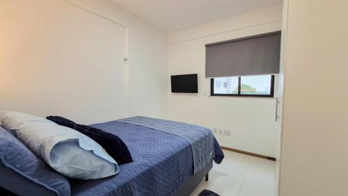 a bedroom with a bed and a window at Ap 3Q, elegante e funcional, com estacionamento in Belém