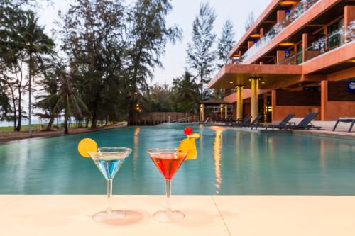 Piscine de l'établissement Coriacea Beachfront Boutique Phuket Resort ou située à proximité