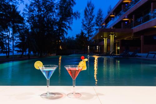 Piscine de l'établissement Coriacea Beachfront Boutique Phuket Resort ou située à proximité