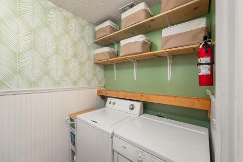 eine Waschküche mit Waschmaschine und Trockner in der Unterkunft Havana Hideaway 3BR Home with Private Pool and Dedicated Office in St. Augustine