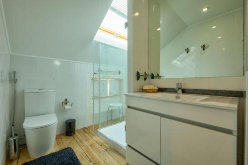 een badkamer met toilet, wastafel en bad bij Adore Portugal Coimbra Guest House in Coimbra