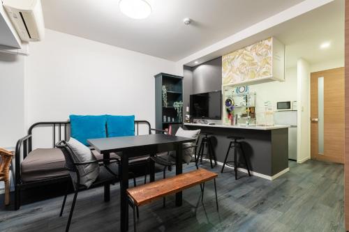 Namba 2 bedroom apartment, 1 min to Nippombashi