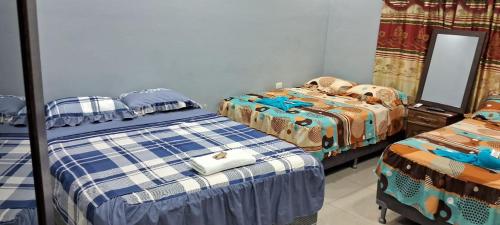 Un dormitorio con dos camas y un espejo. en Hotel y Restaurante Villa Quetzaly, en Yalpemech