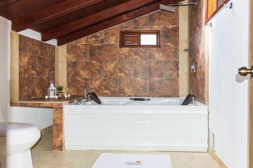 Un baño de HOTEL ENCANTO COLONIAL