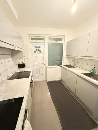 Η κουζίνα ή μικρή κουζίνα στο Wandsworth Guest Rooms 64