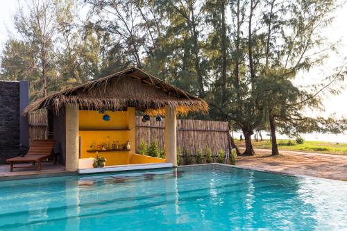 Piscine de l'établissement Coriacea Beachfront Boutique Phuket Resort ou située à proximité