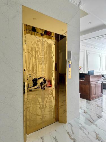 a gold door with a map on it in a room at Anh Thư Hotel in Ấp Bình Hưng