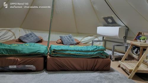 two beds in a tent in a room at ฤดูกาลเขาค้อ in Khao Kho
