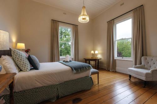 Katil atau katil-katil dalam bilik di Bonnie Blink - Historic 1874 Home with Bush Views