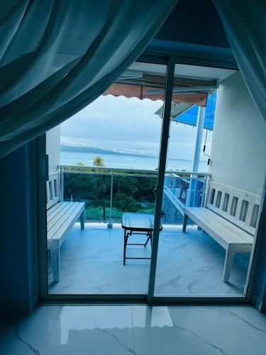a room with a balcony with a view of the ocean at Sundown Relaxed in Punta Rucia