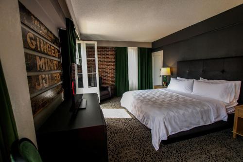 a hotel room with a bed and a window at Holiday Inn Hotel French Quarter-Chateau Lemoyne by IHG in New Orleans
