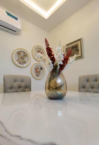 Χώρος καθιστικού στο 2 Bedroom Luxe Haven Apartment Ikoyi Lagos