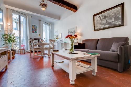 a living room with a couch and a table at Le Van Loo in Aix-en-Provence