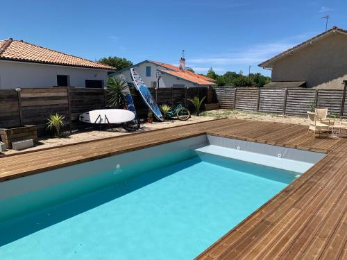une piscine dans l'arrière-cour d'une maison dans l'établissement Sewa surf House 10min Capbreton 1, à Bénesse-Maremne