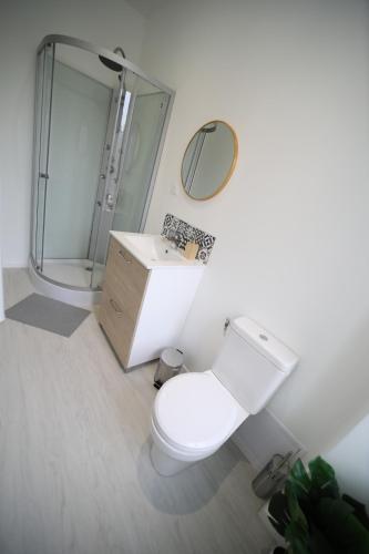 une salle de bain blanche avec toilettes et douche dans l'établissement Paul Bert4-ancienne version, à Cambrai