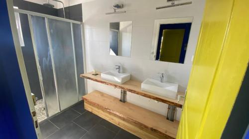une salle de bain avec deux lavabos et une douche dans l'établissement Sewa surf House 10min de Capbreton 1, à Bénesse-Maremne