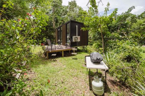Taman di luar Secret Garden by Tiny Away