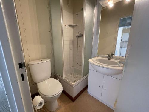 une salle de bain avec toilettes, lavabo et douche dans l'établissement Studio en bord de mer avec balcon et parking - FR-1-224C-334, à Saint-Jean-de-Monts