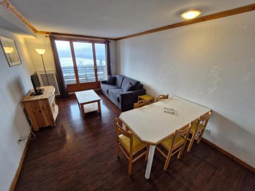 Appartement spacieux avec terrasse et garage, accès piscine - FR-1-814-88