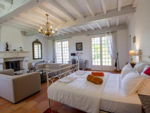 - un salon avec un grand lit et une cheminée dans l'établissement Grande maison avec piscine naturelle et jardin en Dordogne - FR-1-616-463, à Pomport