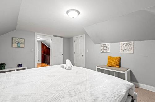 Postel nebo postele na pokoji v ubytování New Luxurious 5BD-2BA Home-FREE WINE-2CAR Parking