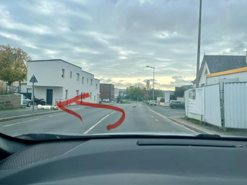 a view of a road with a red line on the street at Jolie maison et terrasse Ancenis in Ancenis