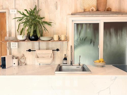 un bancone della cucina con lavandino in cucina di New Eco Bungalow, Bangrak Beach a Nathon Bay