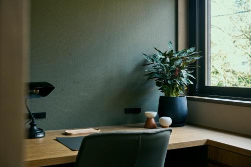 a desk with a potted plant sitting on top of it at Glamdy style hotel suite 川ノ音 in Kyū-karuisawa