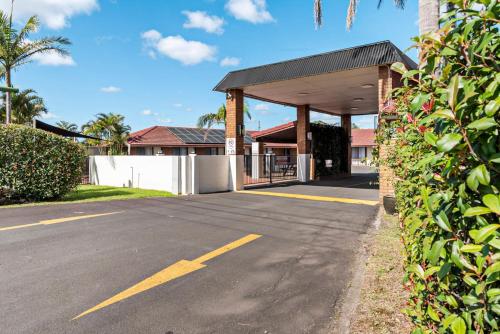 an empty road in front of a building at Bomaderry Motor Inn in Nowra